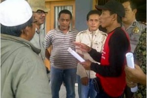 Anggota Gempur saat mendatangi gedung DPRD Kuningan.